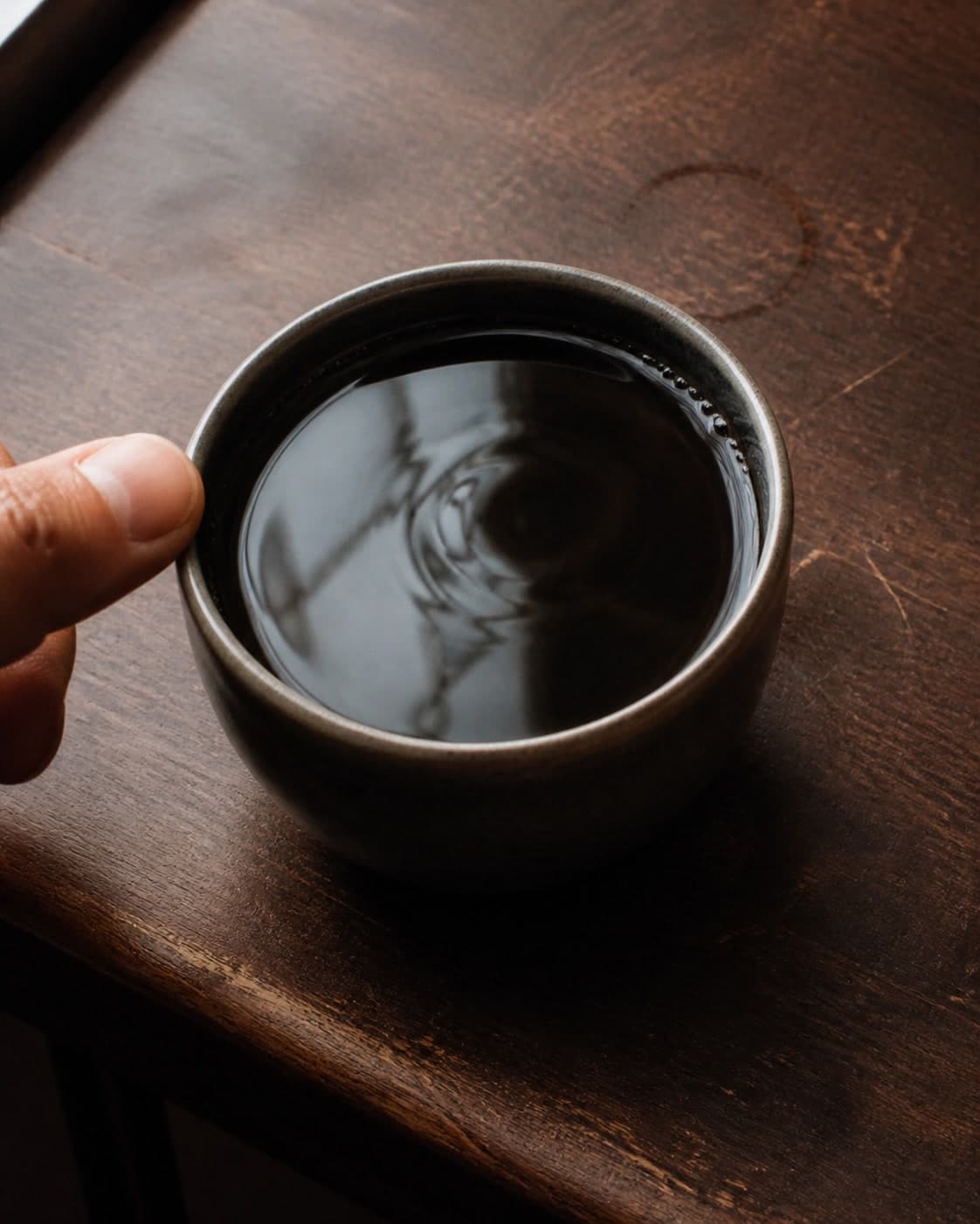 カップに満ちたコーヒーの表面とクレマ